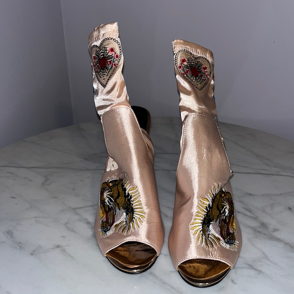 Cape Robbin Embroidered Pink Sandals Boots Size 9M